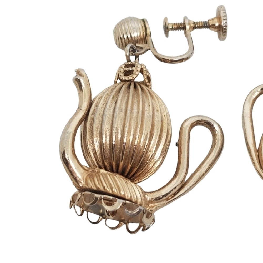 Vintage Gold Tone Teapot Dangle Earrings • Screw Back • Mid Century Retro - Picture 4 of 4
